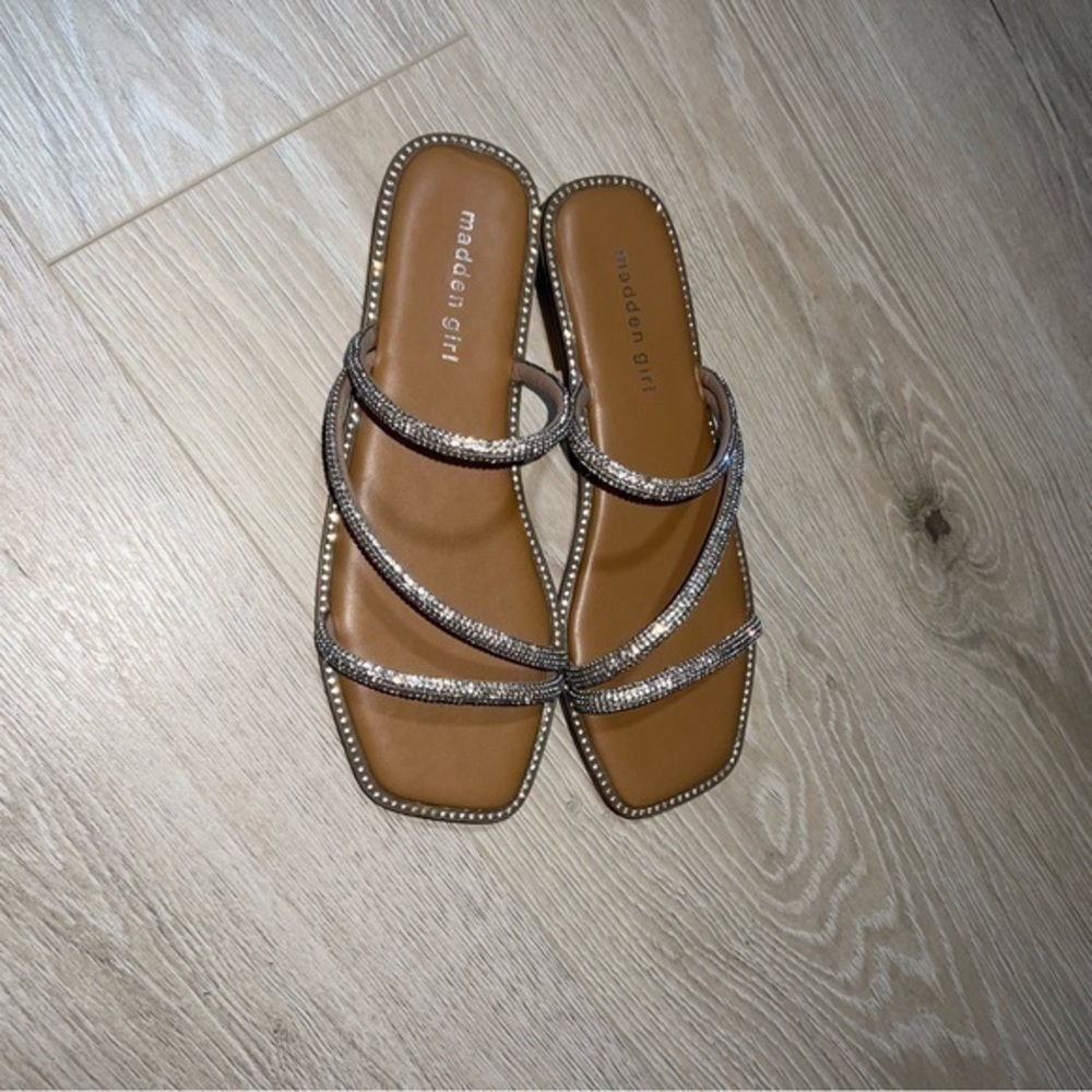 NEW Bedazzled sparkly flip flop sandals Madden Girl  8
new